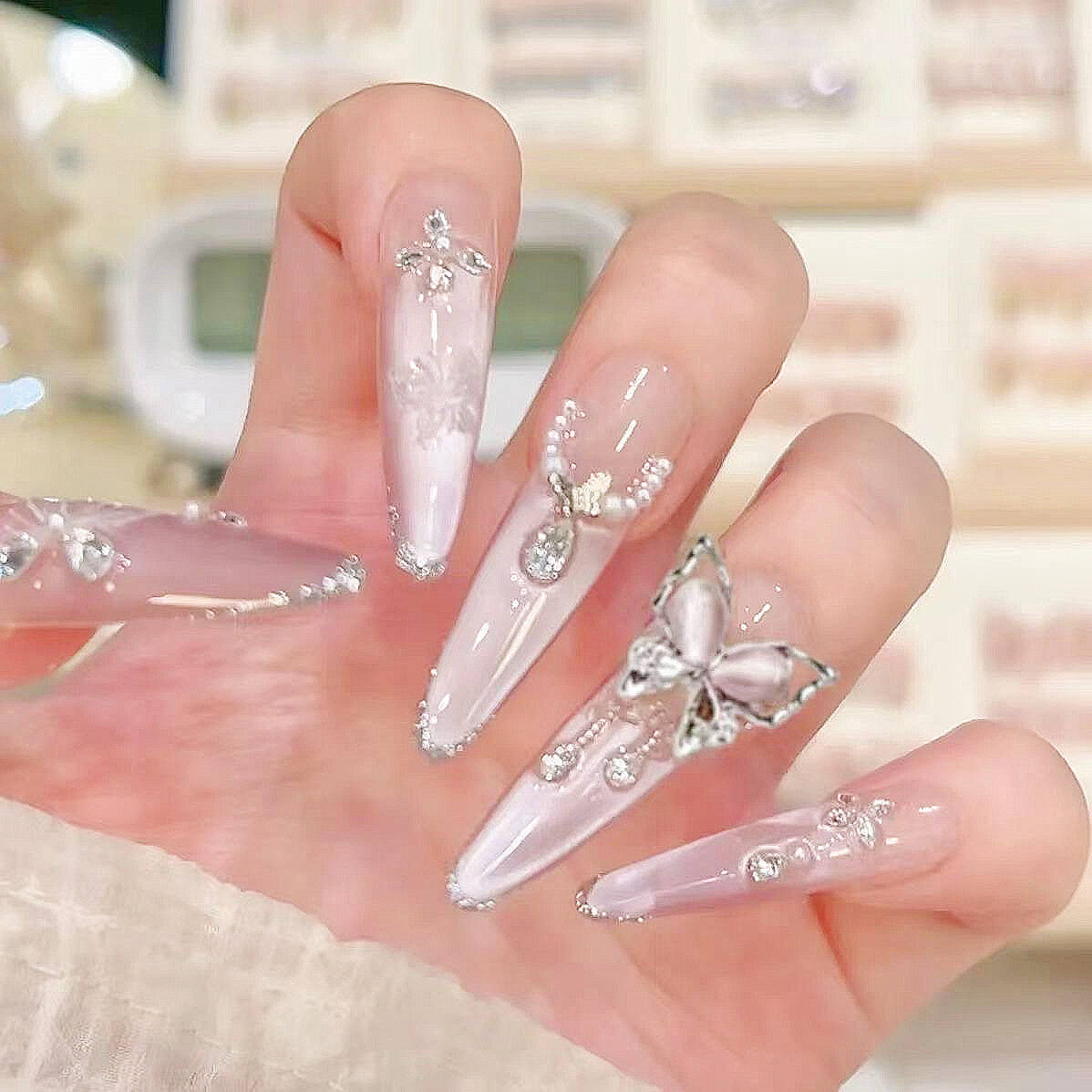 Künstlerische Stiletto Press-On Nagelkunst mit schimmernden Akzenten Brehn