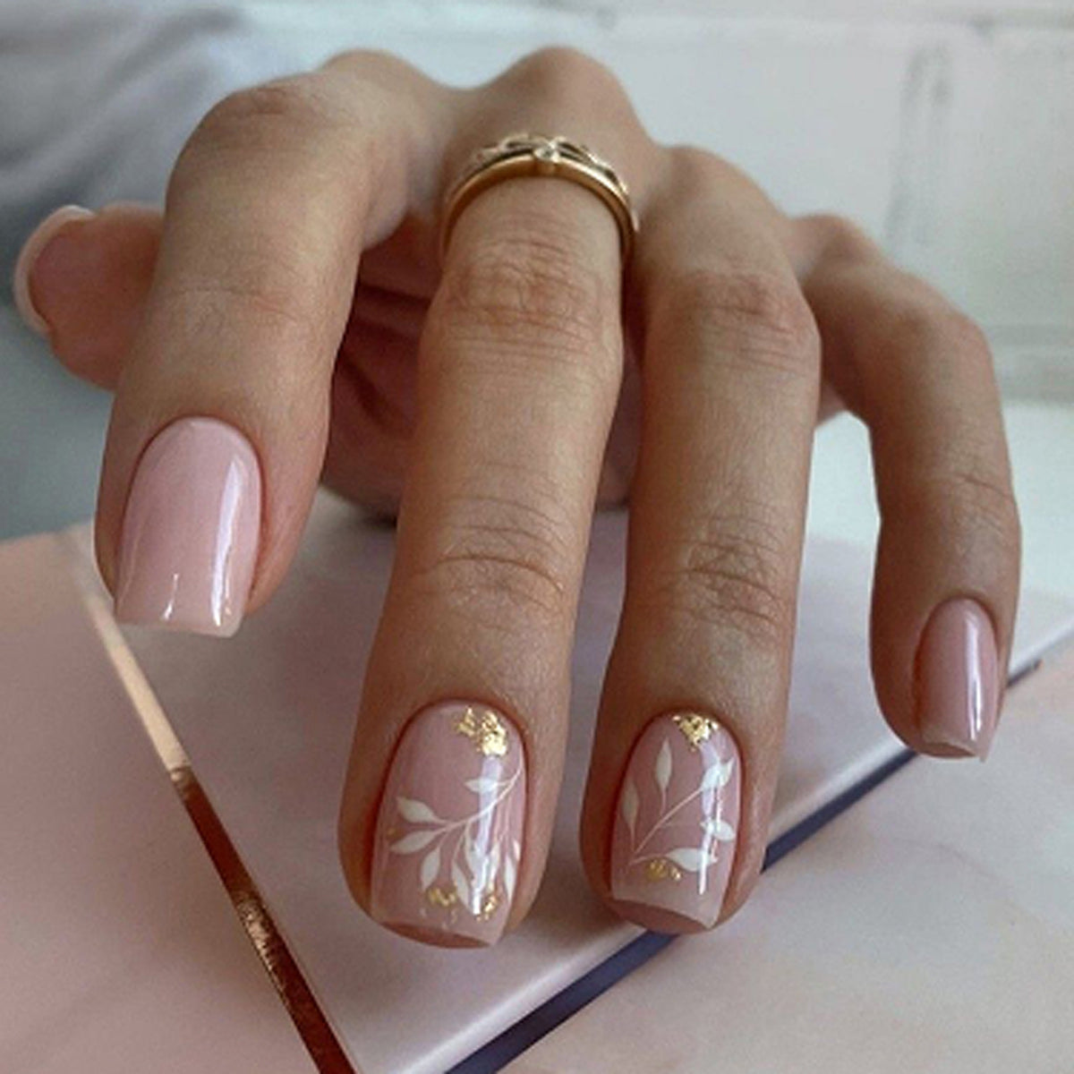 Kunstvolle Nagelkunst mit elegantem Blumendesign Brehn