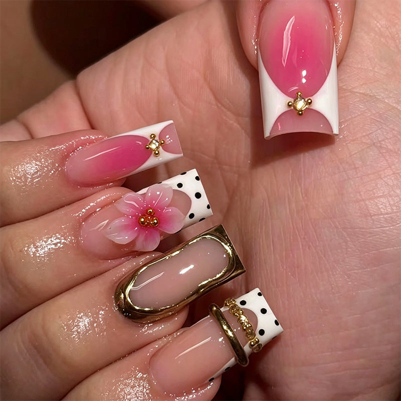 Exklusive Kunstnägel mit elegantem Tiermotiv und Glitzerakzenten Brehn
