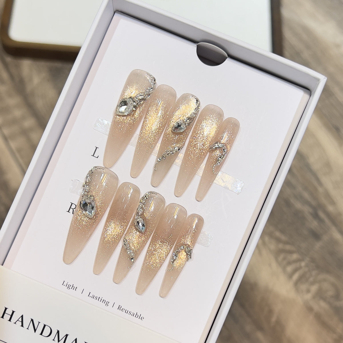 Dekoratives Stiletto Press-On-Nagelkunstset mit Kristallakzenten Brehn