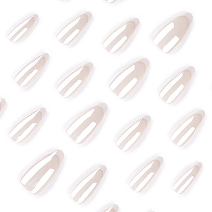 Kunstvolle Stiletto-Nägel mit Eleganten French-Tip Verzierungen Brehn