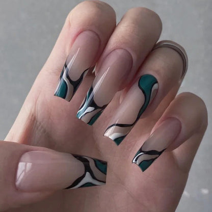 Nagelkunst mit Herz- und Lippenmotiven Brehn