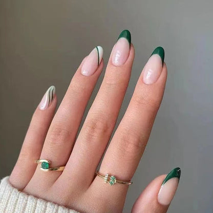 Kunstvolle Nagelkunst mit stylischen Spitzen Brehn