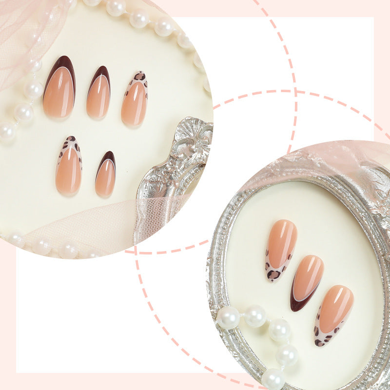Stilvolles Press-On Nagelkunst-Set mit modernen Designs Brehn