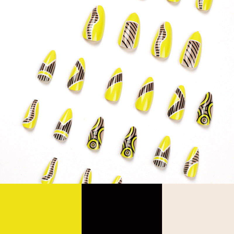 Kunstvolle Fingernägel mit geometrischem Design Brehn