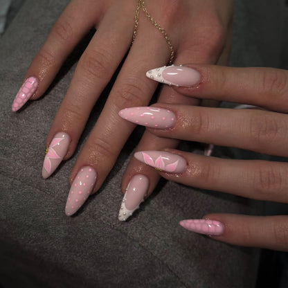 Kunstvolle Stiletto-Nägel mit eleganten 3D-Verzierungen Brehn