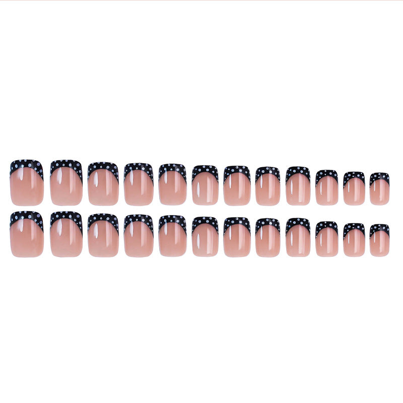 Kunstnagelset mit eleganten Schwarz-Weiß-Akzenten Brehn