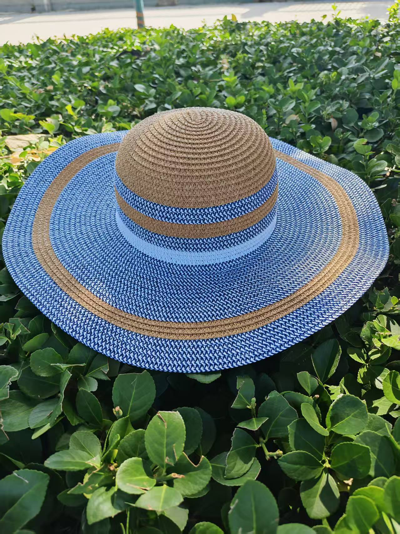 Eleganter Sonnenhut mit Breiter Krempe und Dezentem Streifenmuster Brehn