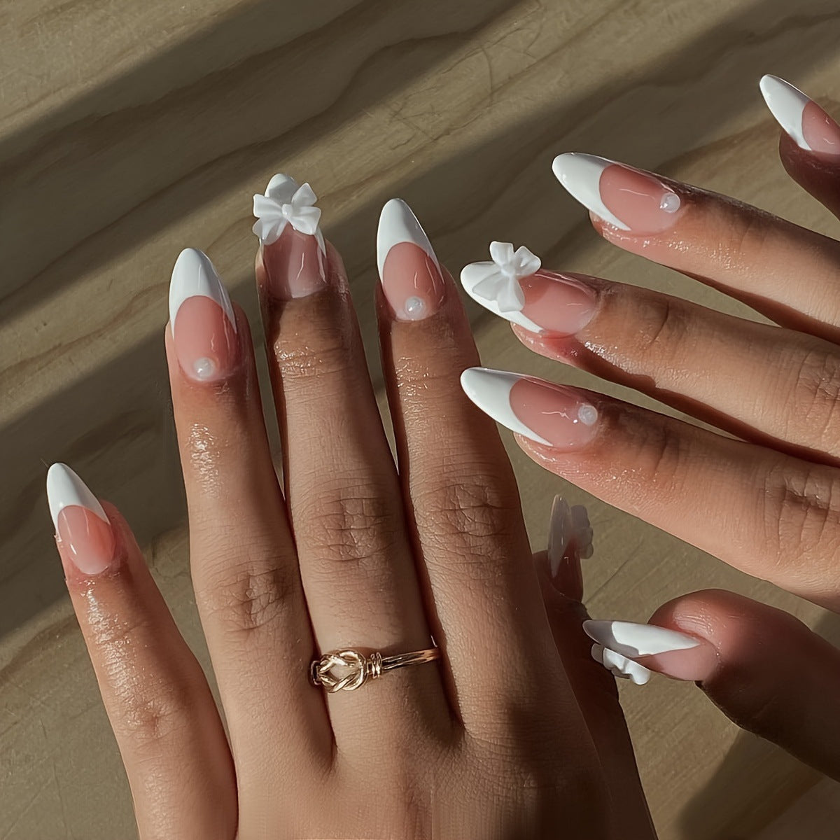 Kunstnagelset mit eleganten Spitzen und floralen Akzenten Brehn