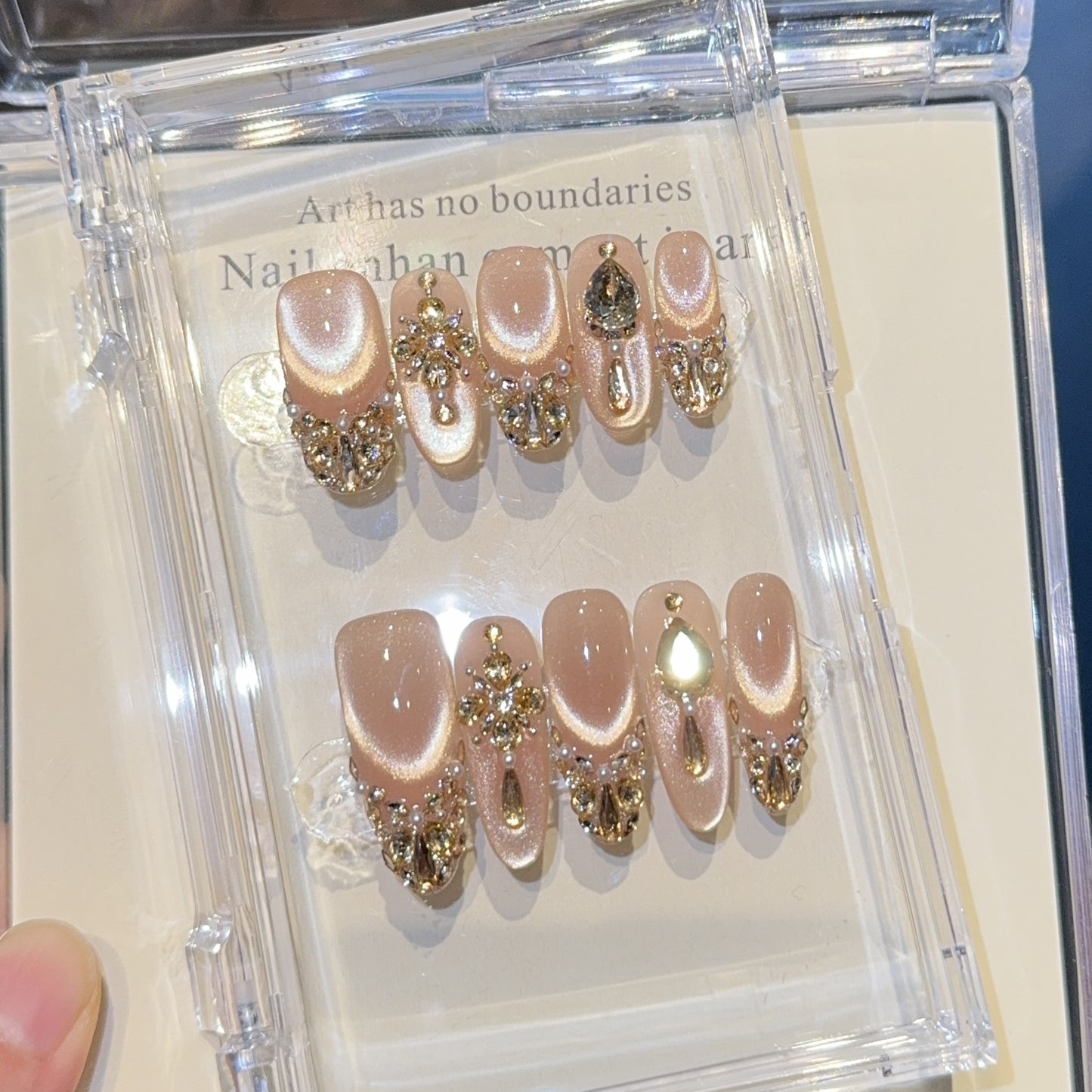 Glamouröse Kunstnägel mit Glitzerdetails Brehn