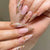 Kunstnagelset mit floralen Kunstwerken und Glitzerakzenten Brehn