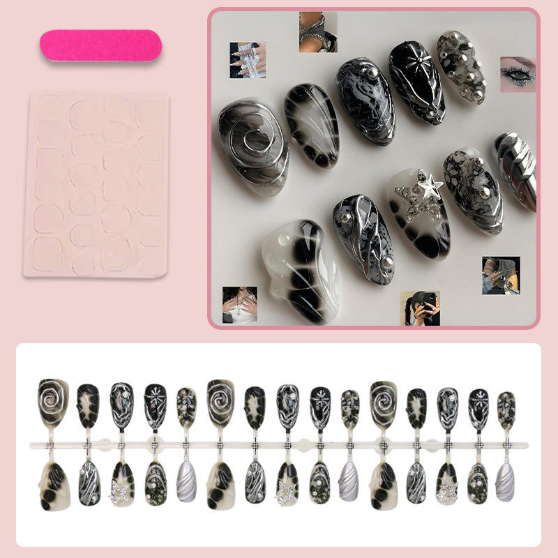 Kunstnagelset mit künstlerischen Mustern und Glitzerakzenten Brehn