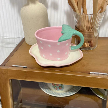 Verspielte Keramiktasse mit geformtem Blätterhenkel, Untertasse und Tulpenlöffel