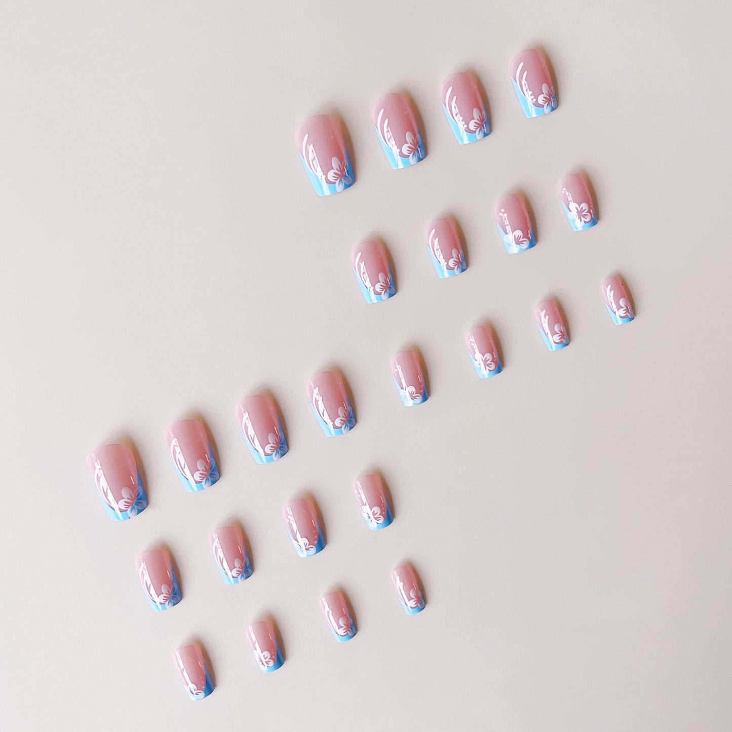Kunstnagelset mit floralen Designs und eleganten Spitzen Brehn