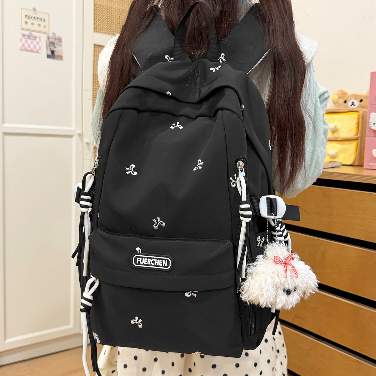 Stylischer Multi-Taschen Rucksack mit pelzigem Schlüsselanhänger Brehn