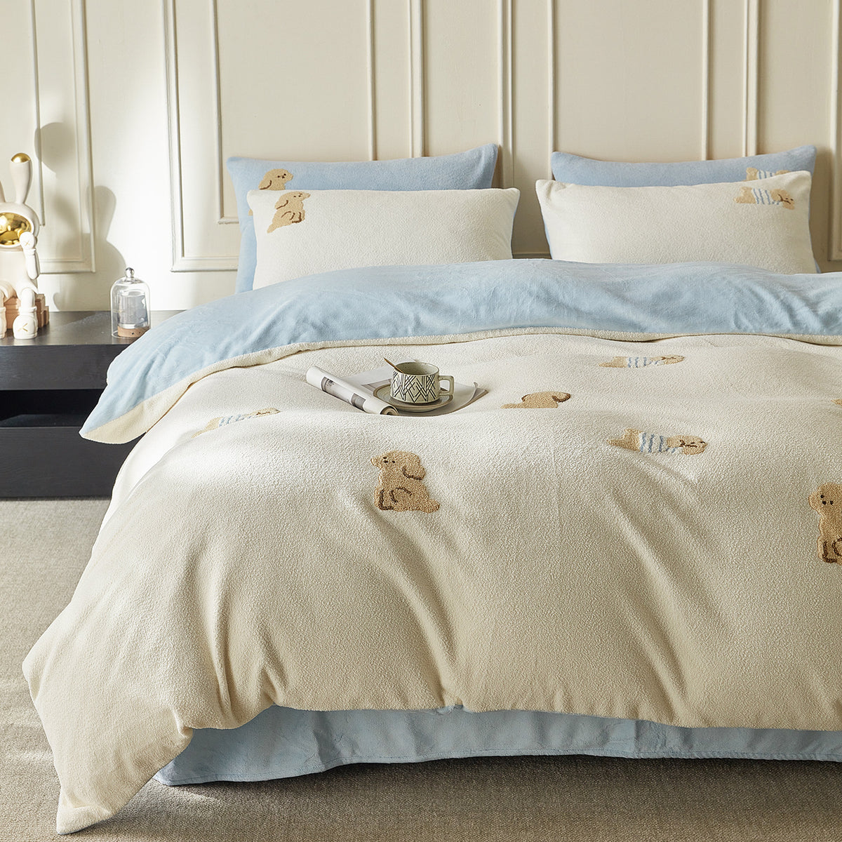 Wendbares Sherpa-Bettwäsche-Set mit gestickten Hundemotiven
