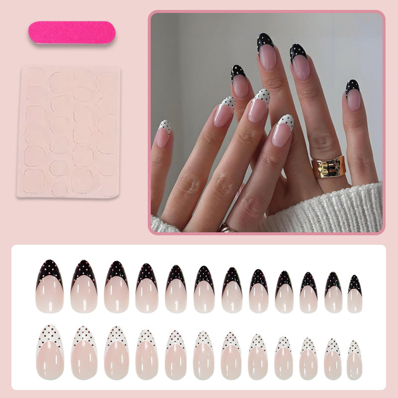 Kunstnagelset mit kreisförmigen Punkten und modernen Spitzen Brehn