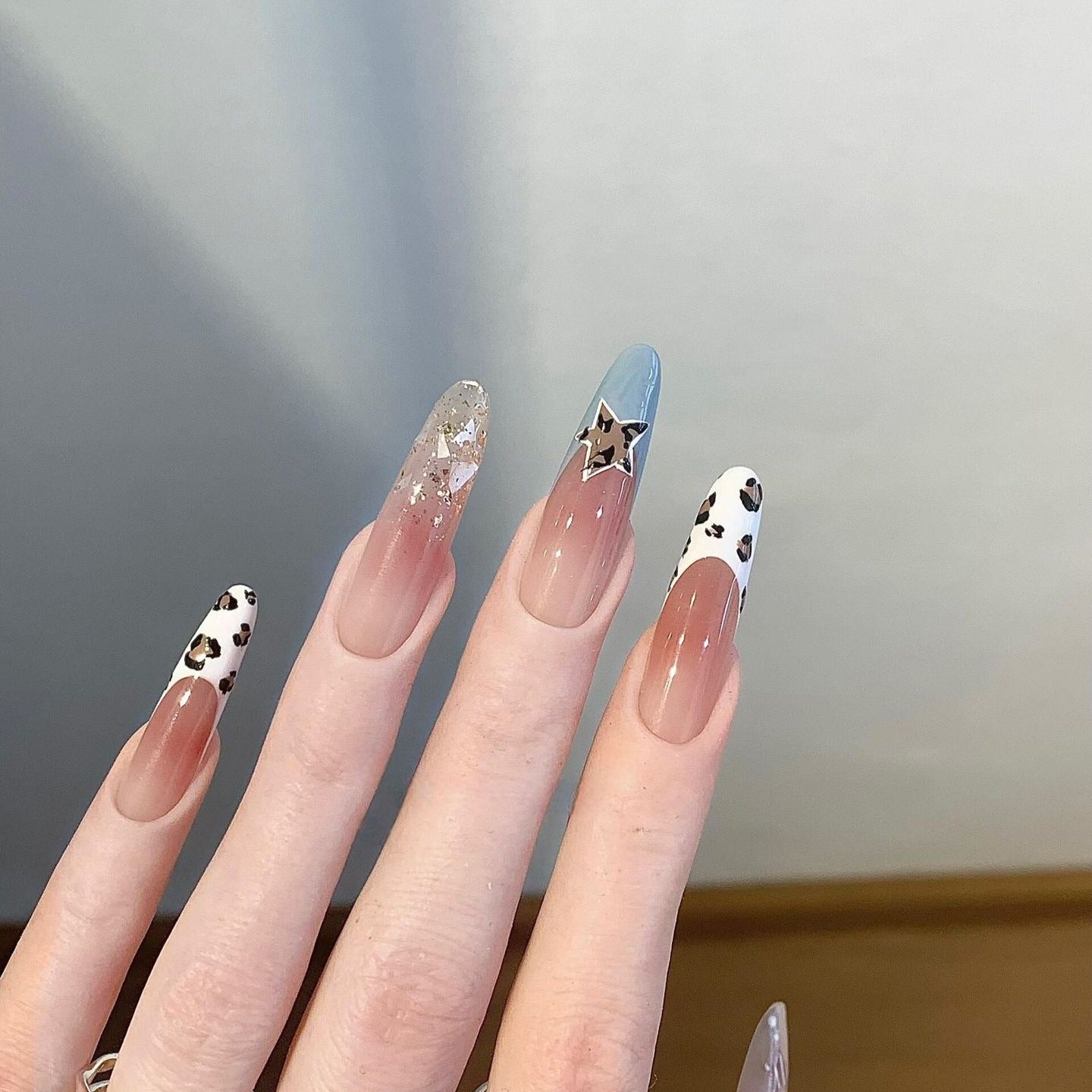 Kunstnägel mit Kreativem Glitzereffekt und Tierischem Design Brehn