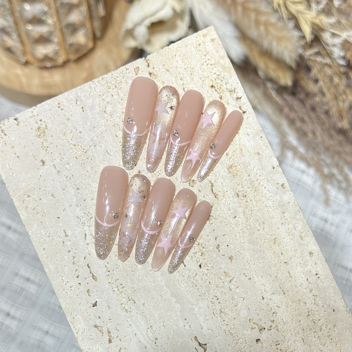 Elegante Stiletto Press-On Nagelkunst mit Strassakzenten Brehn