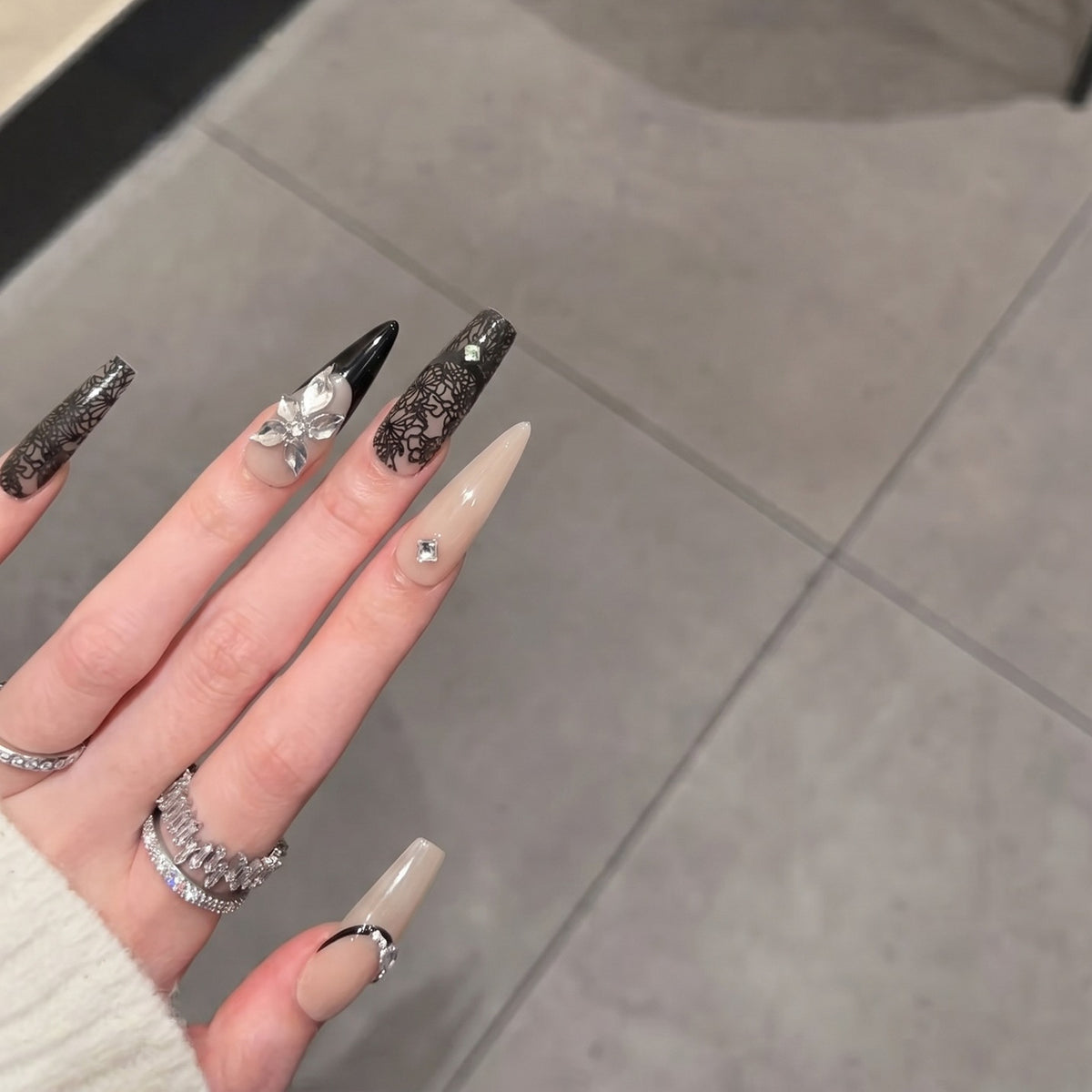 Künstlerisches Stiletto Press-On Nagelset mit floralen und geometrischen Akzenten Brehn