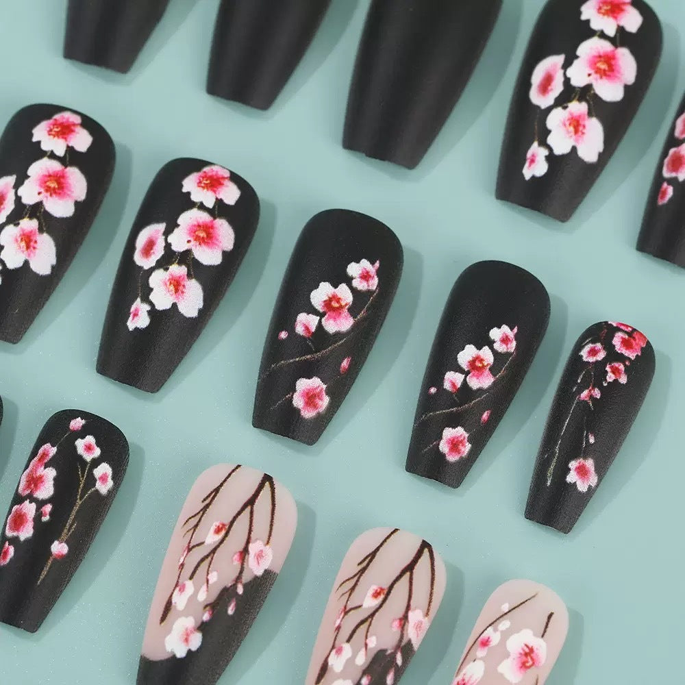 Kunstnagelset mit floralen Akzenten und mattem Finish Brehn