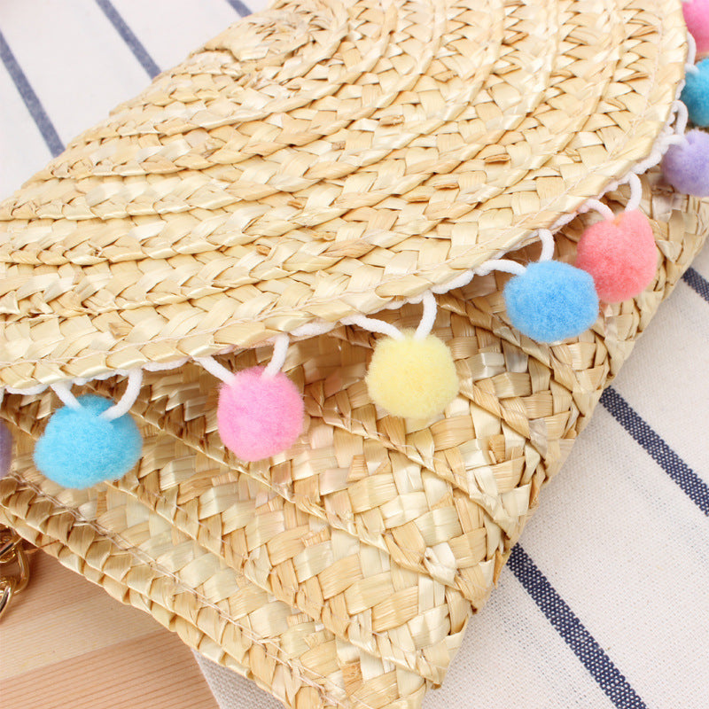 Clutch Aus Handgewebtem Naturmaterial mit Dekorativen Pompons Brehn