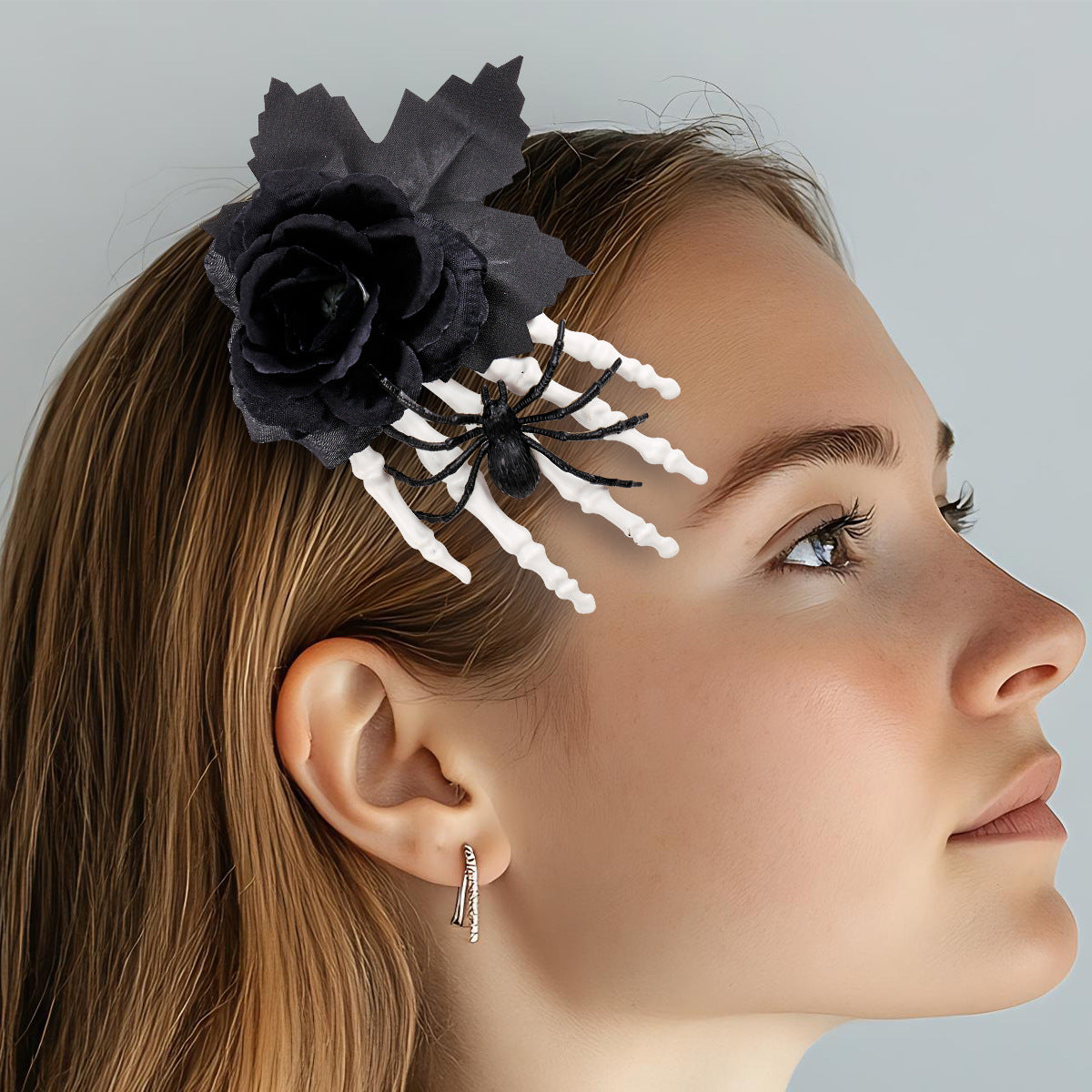 Gothic-Haarclip mit Stoffrose, Skelettfingern und Spinnen-Applikation