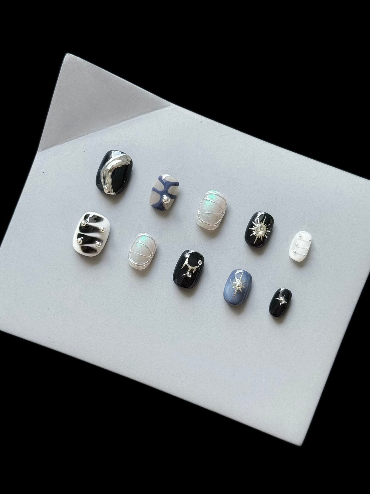 Künstlerisches Press-On Nagelset mit kosmischen Themen