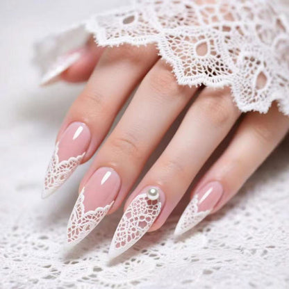 Elegante Spitzen-Detail Nagelkunst