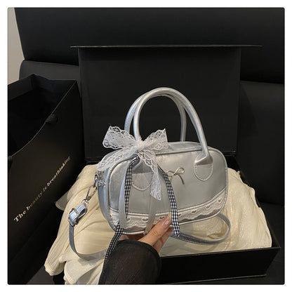 Elegante mit Spitzenbesatz verzierte Bogenhandtasche Brehn
