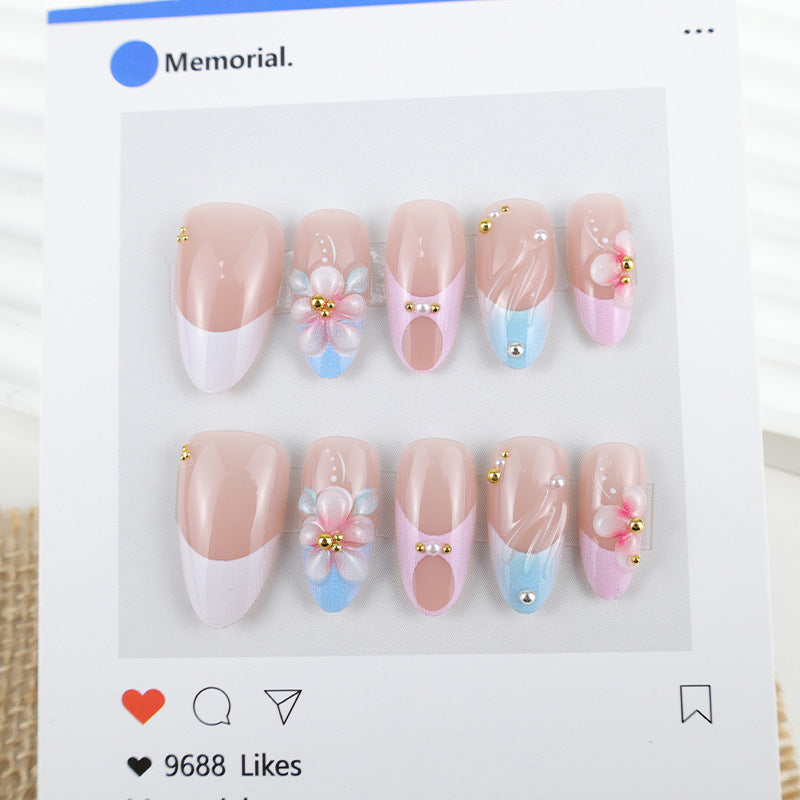 Kunstnagelset mit romantischen Blütenmotiven und eleganten Akzenten Brehn