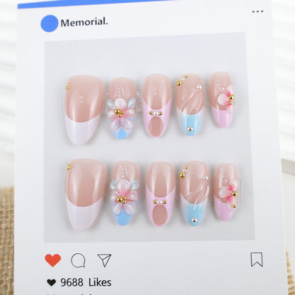 Kunstnagelset mit romantischen Blütenmotiven und eleganten Akzenten Brehn