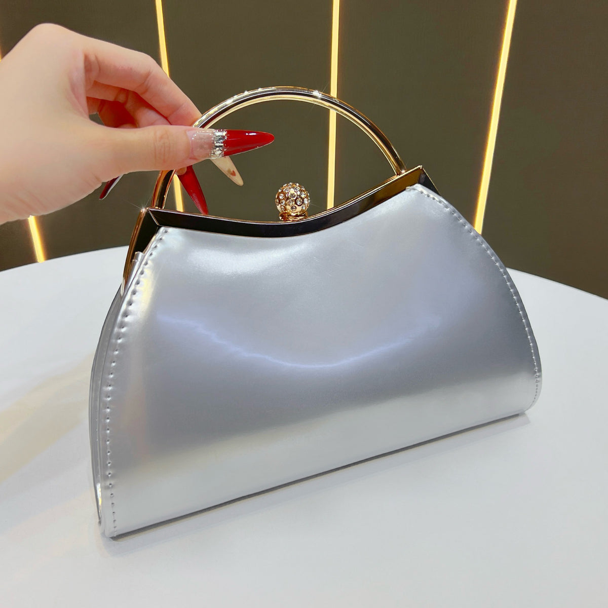Vintage-inspirierte Handtasche aus patentiertem Leder