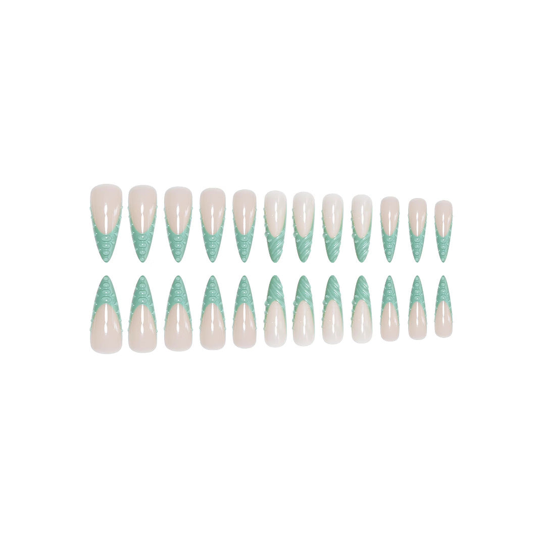 Aufwendige 3D-skulptierte Nagelverzierungen Brehn
