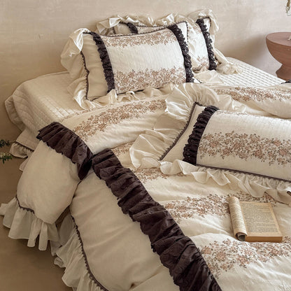 Vintage Cottage Floral Rüsch Bettbezug Set mit gestepptem Bolster und tiefem Bettrock