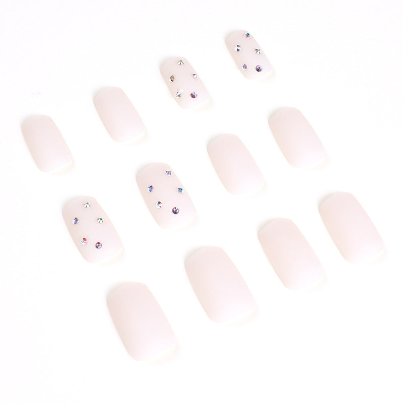 Kunstvolle Nagelkunst mit eleganten Strassverzierungen Brehn