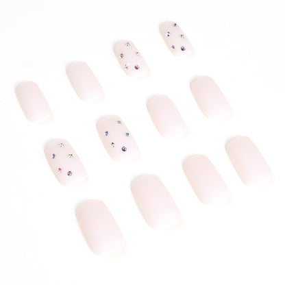 Kunstvolle Nagelkunst mit eleganten Strassverzierungen Brehn