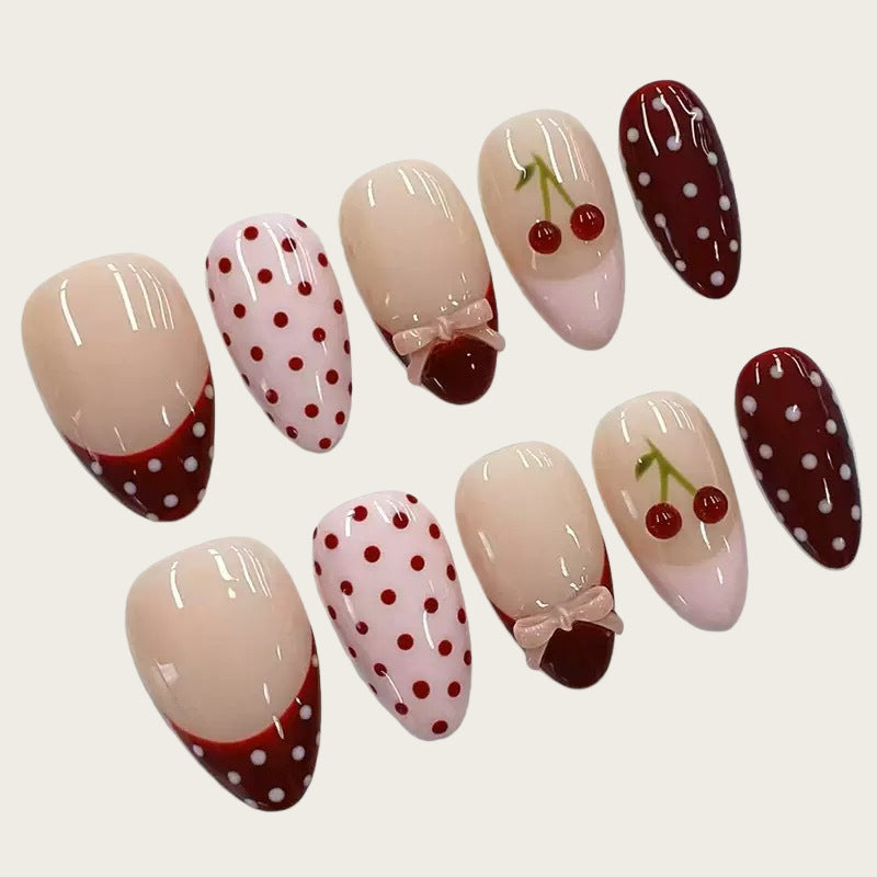 Kunstvoll gestaltete Nagelspitzen mit Kirsch- und Punkte-Motiven Brehn
