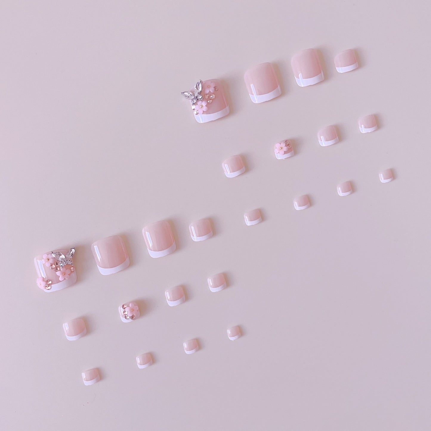 Kunstnagelset mit eleganten 3D-Blüten und Glitzerakzenten Brehn
