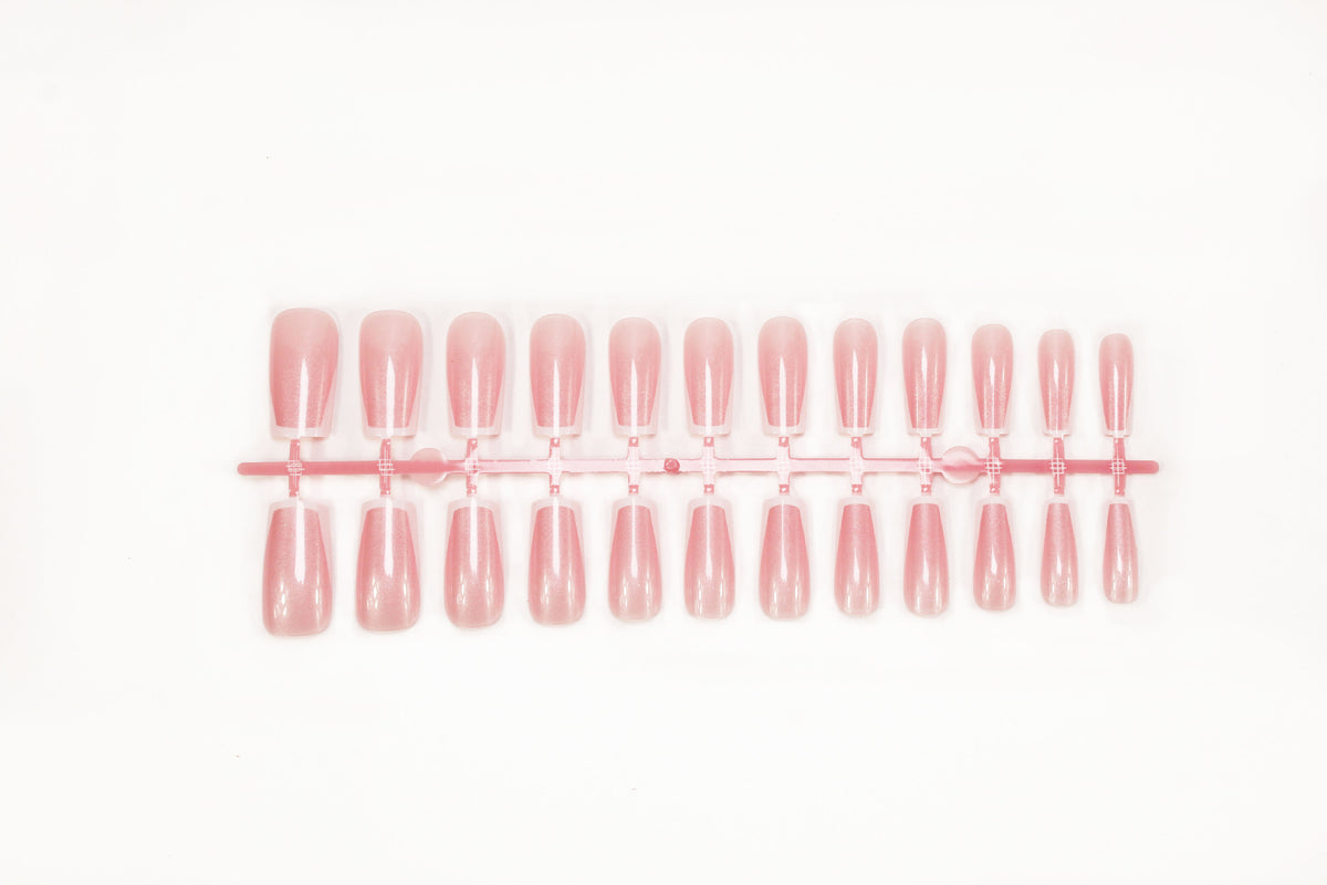 Kunstnagelset mit elegantem French-Tip Design Brehn
