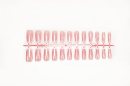 Kunstnagelset mit elegantem French-Tip Design Brehn