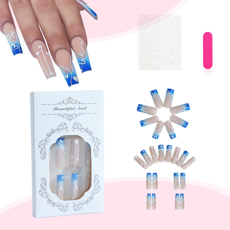 Kreatives Kunstnagelset mit eleganten Herz- und Farbverlaufsmustern Brehn