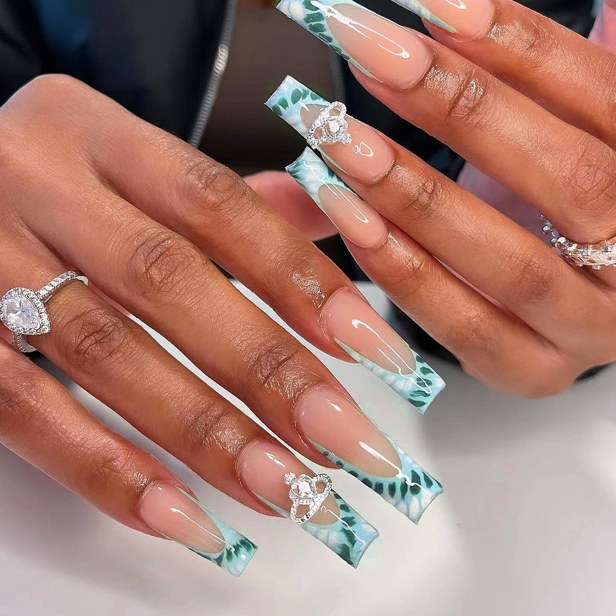 Exquisite Kunstnägel mit Schmuckdetails Brehn