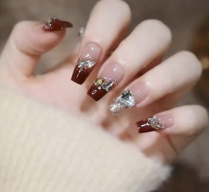 Kunstvolle Nagelkunst mit Glitzer- und Blumenapplikationen Brehn