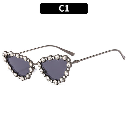 Herzförmige, mit Strass veredelte Sonnenbrille