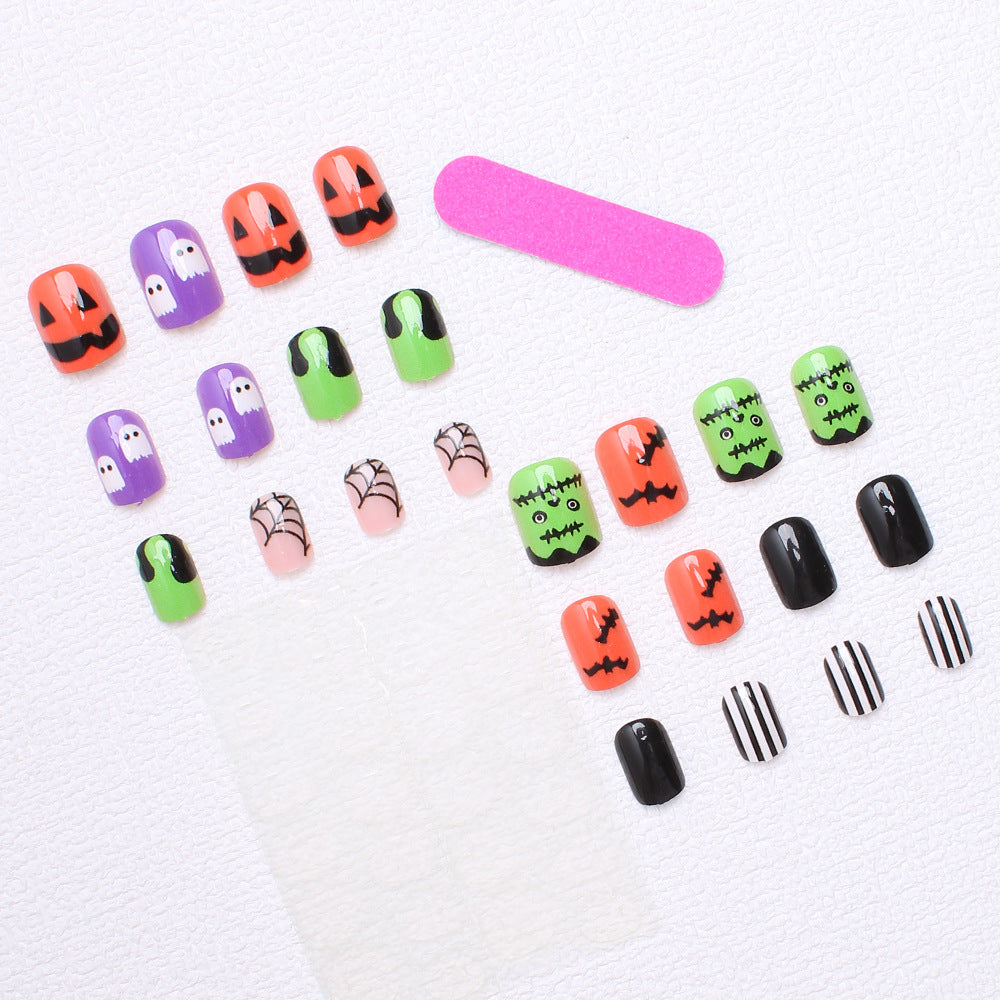 Nagelkunstset mit Halloween-Motiven und kreativen 3D-Akzenten Brehn