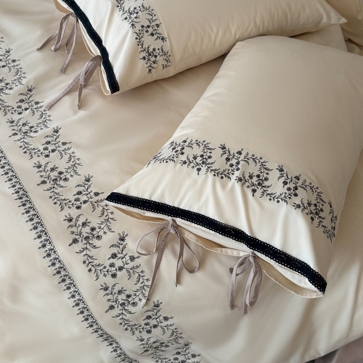 Bestickte Baumwollsatin Bettbezug Set mit Schlaufen-Kissenbezug und dekorativem Bolster