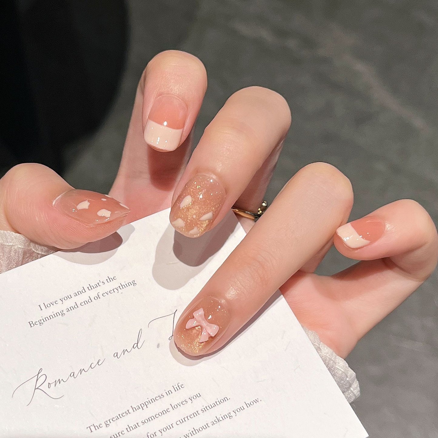 Künstlerisches Nageldesign mit niedlichen Schleifen Brehn