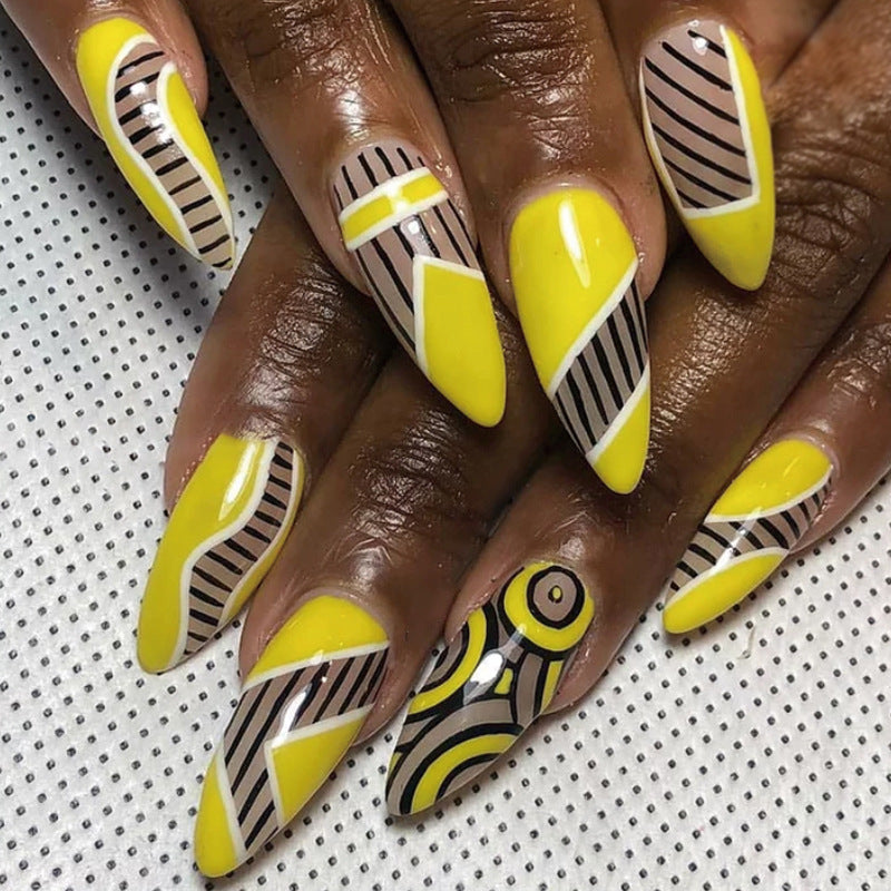 Kunstvolle Fingernägel mit geometrischem Design Brehn