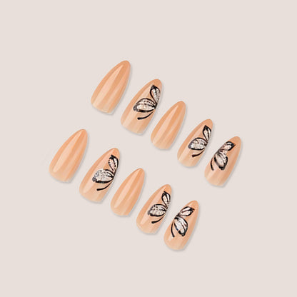 Kunstnagelset mit filigranen Schmetterlingsmotiven und elegantem Finish Brehn